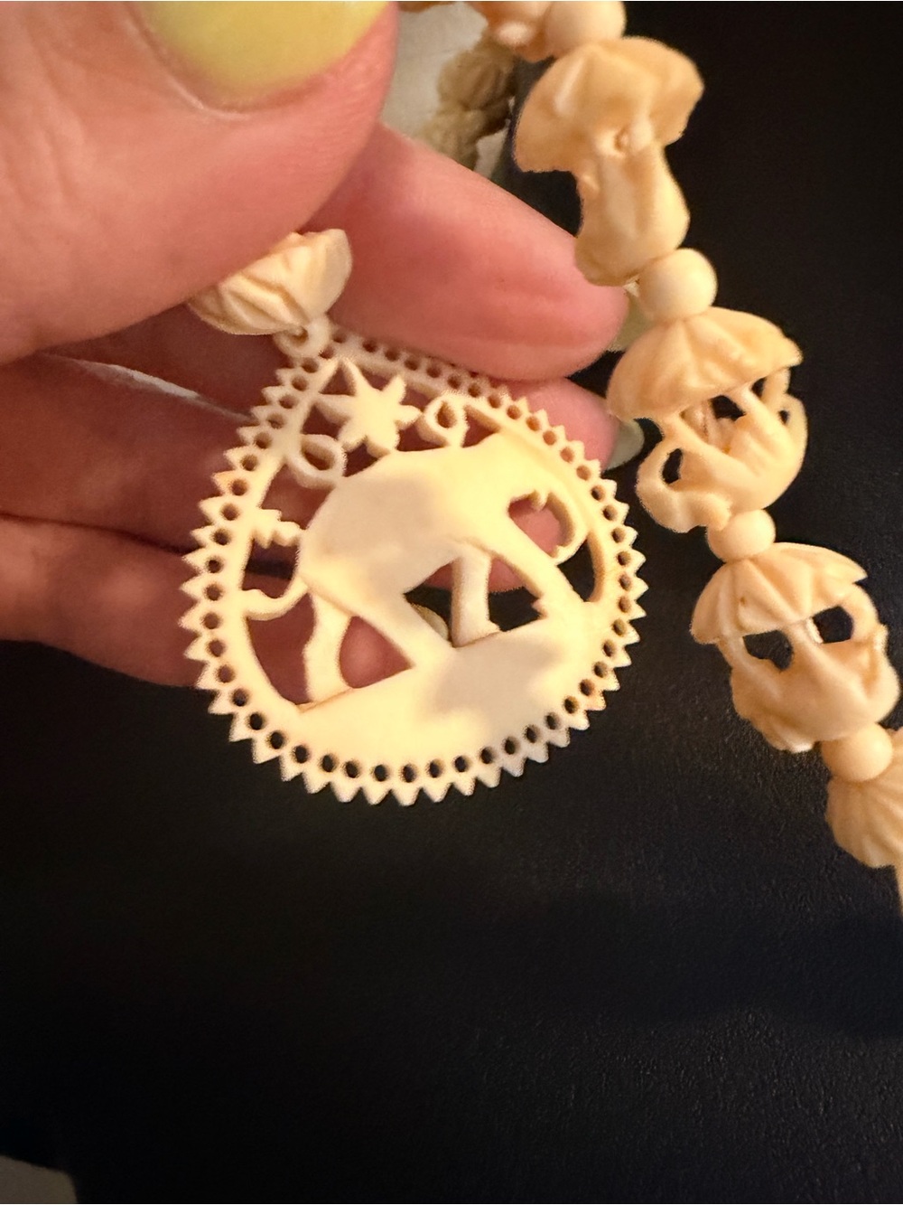 Vintage carved bone elephant necklace - Picture 5 of 6